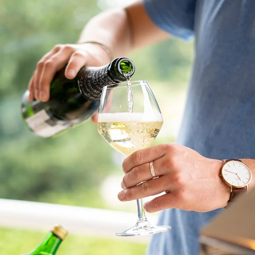 Une boisson est versée dans un verre pendant une réception