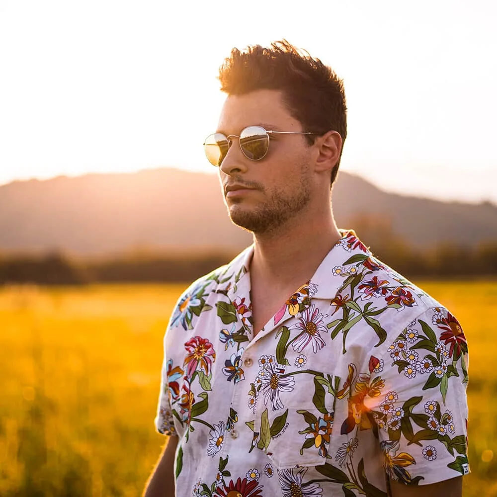 Portrait d’un homme en chemise fleurie dans la lumière du soir